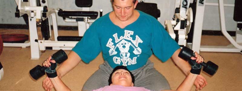Молодой тренер фитнеса организовал с двумя дамами групповое порно